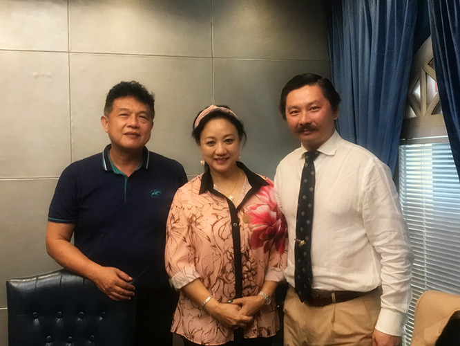 姍桃絲VS丘超英.jpg